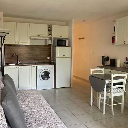 A Cozy Ground-floor Retreat For A Sunny Frontignan